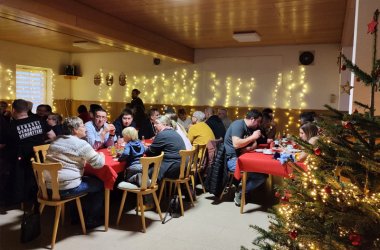 Die Hasericher Dorfgemeinschaft beim Adventskaffee 2023 im Gemeindehaus