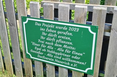 Dieses Schild hängt am Zaun des Dorfgartens in Haserich