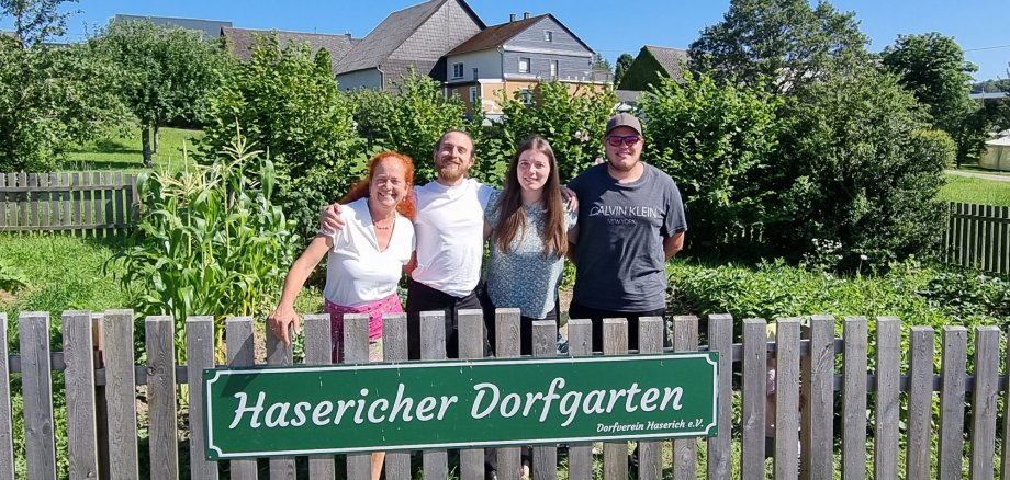 Gruppenfoto der Vorstandsmitglieder des Dorfvereins am Dorfgarten in Haserich