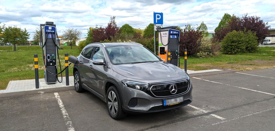 Ein Elektroauto lädt an den neuen Schnellladestationen bei GLOBUS in Zell (Mosel)