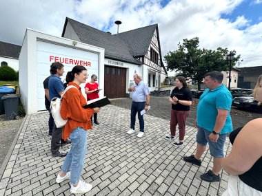 Dorfrundgang im Rahmen des Kreisentscheids "Unser Dorf hat Zukunft" in Greimersburg