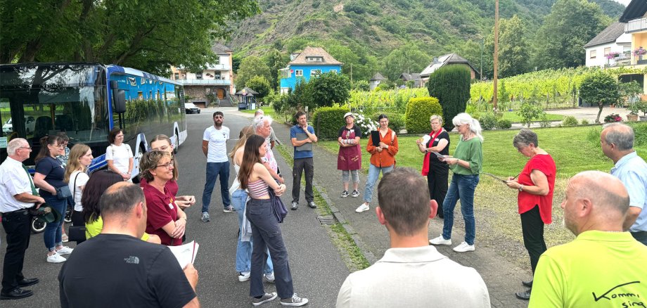 Beim Dorfrundgang im Rahmen des Kreisentscheids "Unser Dorf hat Zukunft" in Ediger-Eller