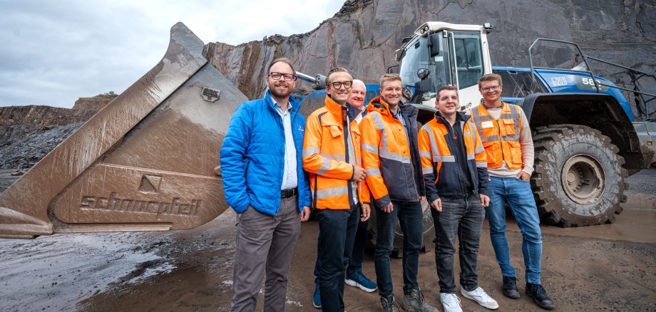 Gruppenfoto der Mitarbeiter von Schnorpfeil Bau im Steinbruch in Treis-Karden.