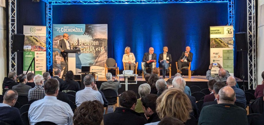 Foto der Podiumsdiskussion bei der Abschlussveranstaltung zum Projekt Smarter Weinberg in Cochem