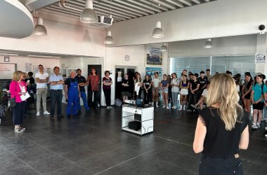 Zur Begrüßung richtet Landrätin Anke Beilstein das Wort an die anwesenden Schülerinnen und Schüler des Gymnasiums.