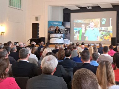 Landrätin Anke Beilstein beim Sommerfest der Wirtschaft im Kurvenkreis CochemZell 2024