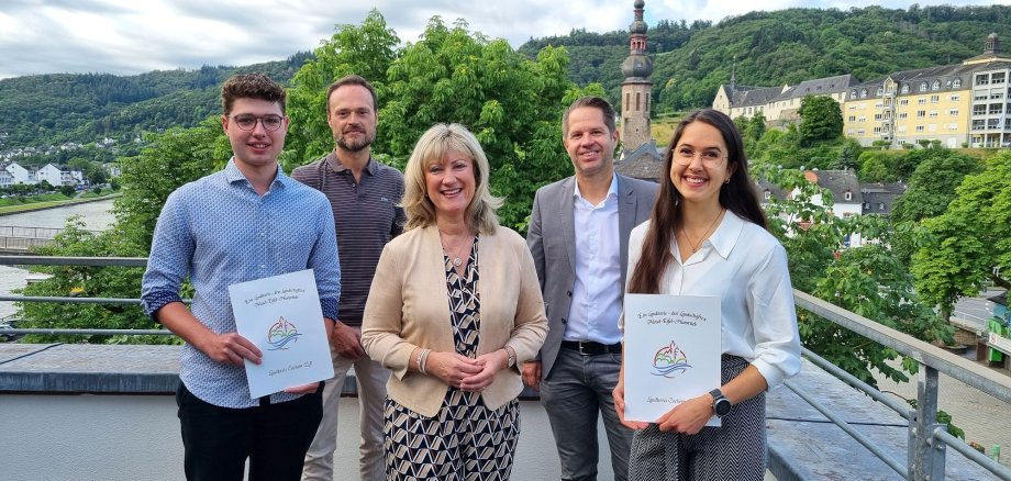 Landrätin Anke Beilstein auf einem Bild gemeinsam mit den beiden Medizinstudenten, die das CochemZeller Stipendium erhalten.