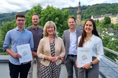 Landrätin Anke Beilstein auf einem Bild gemeinsam mit den beiden Medizinstudenten, die das CochemZeller Stipendium erhalten.