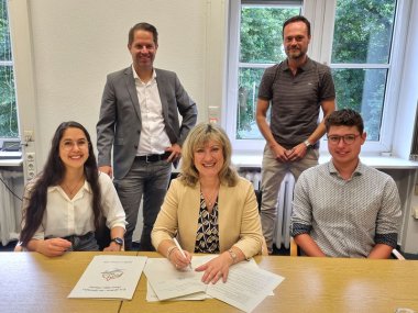 Landrätin Anke Beilstein und die beiden Medizinstudenten bei der Unterzeichnung der Stipendienverträge.