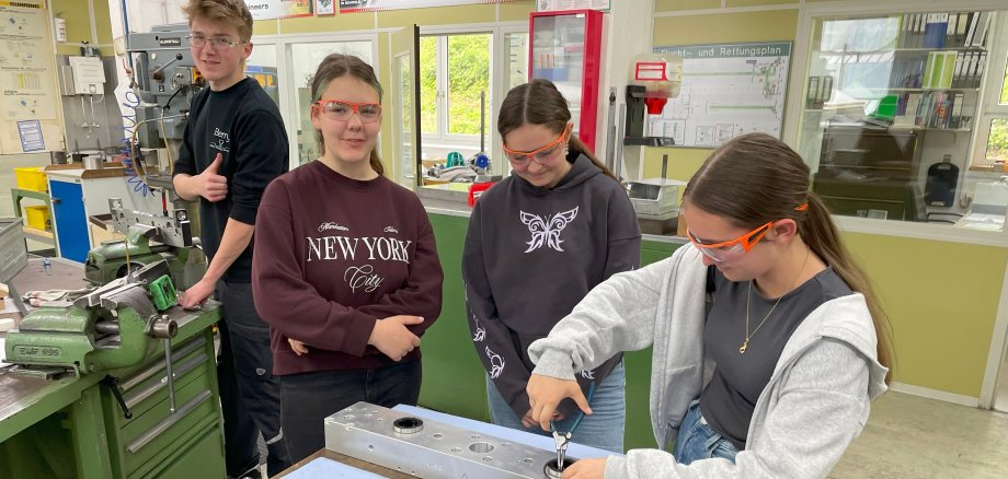 Drei Schülerinnen absolvieren den Girls Day 2024 bei Zeller Plastik und Zeller Engineering in Zell.