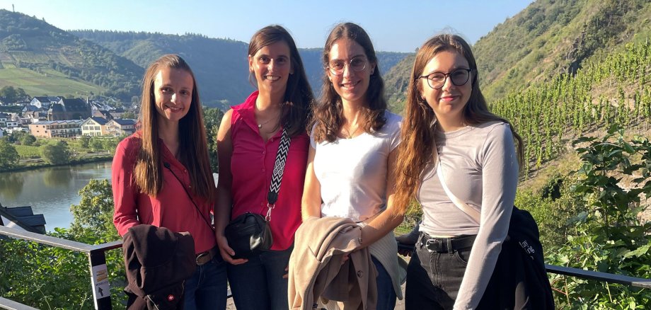 Gruppenfoto mit Julia Müller und den drei Famulantinnen im Herbst 2024 in CochemZell