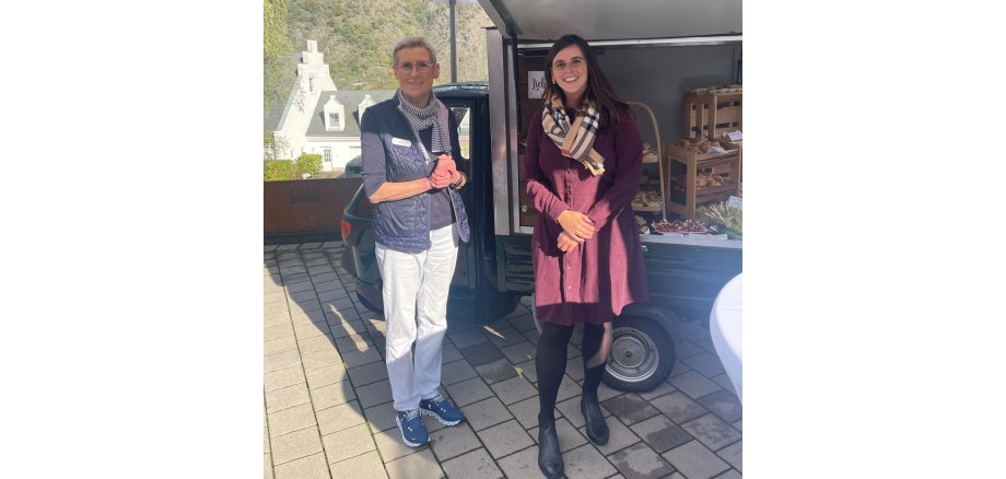 Apothekerin Ursula Porten-Bergmann zusammen mit Julia Müller von der Wirtschaftsförderung Cochem-Zell.