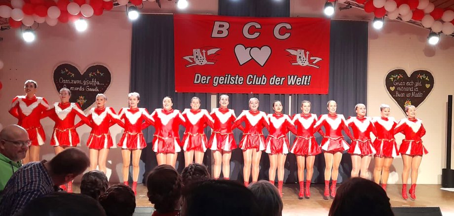 Die Funkengarde des Bücheler Karnevalsvereins bei der Hüttengaudi