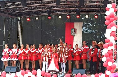 Gruppenfoto vom Sommerkarneval des BCC Büchel im Jahr 2022.