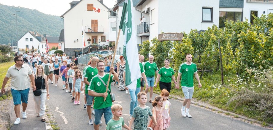 Foto der Vereinsmitglieder des SV Müden beim Kirmesumzug.