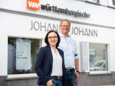 Susanne und Sascha Johann von der Württembergischen Versicherung Johann und Johann vor dem Büro