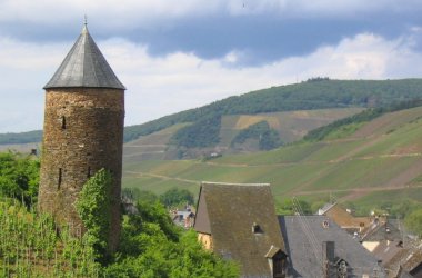 Fotoaufnahme von Turm in Briedel